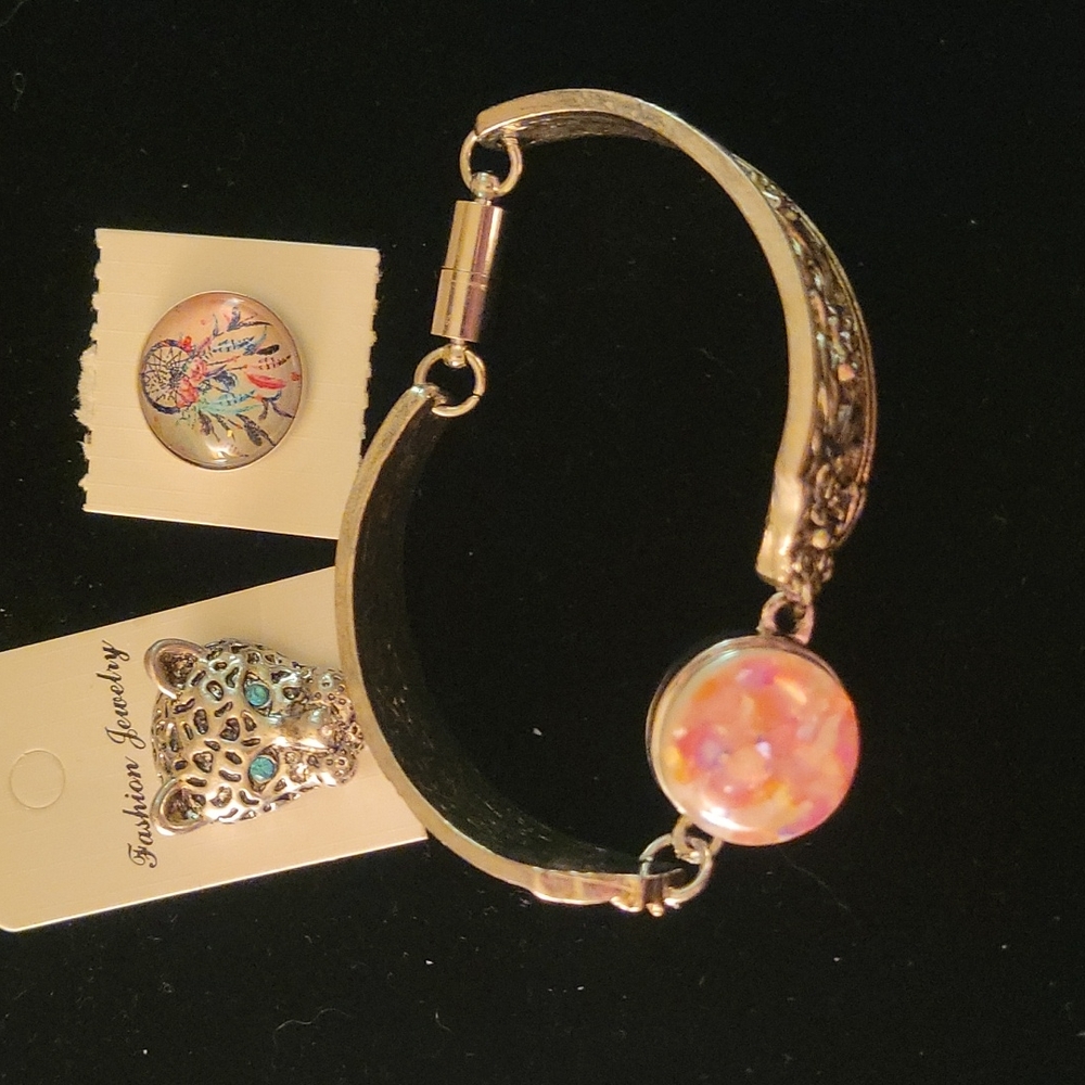 Snap bracelet plus snaps with magnetic closure!